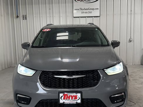 Used 2022 Chrysler Pacifica Touring-L FWD image 14