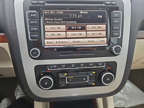 Used 2012 Volkswagen Eos Lux FWD image 18