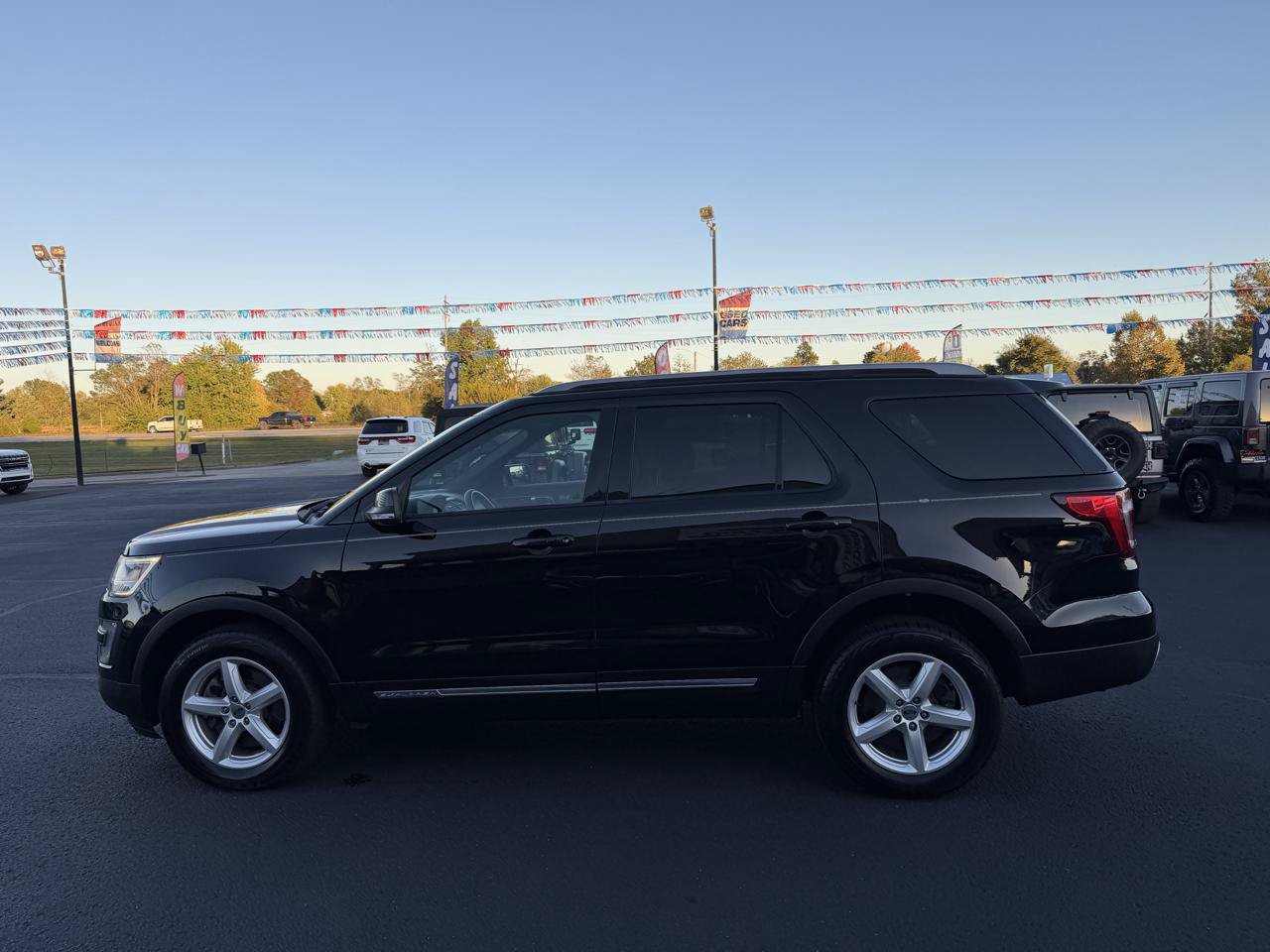 Used 2017 Ford Explorer XLT AWD/4WD image 7
