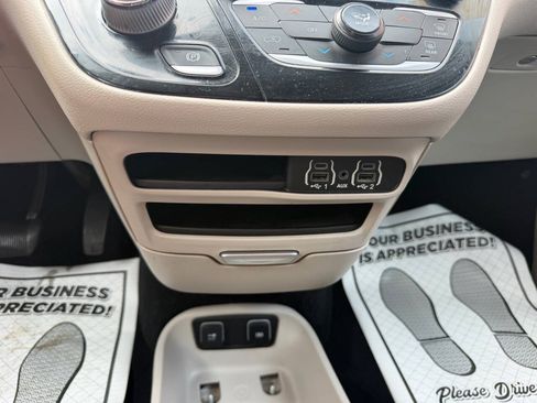 Used 2021 Chrysler Voyager Lxi FWD image 17