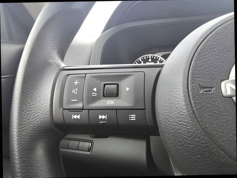 Used 2023 Nissan Pathfinder S image 23