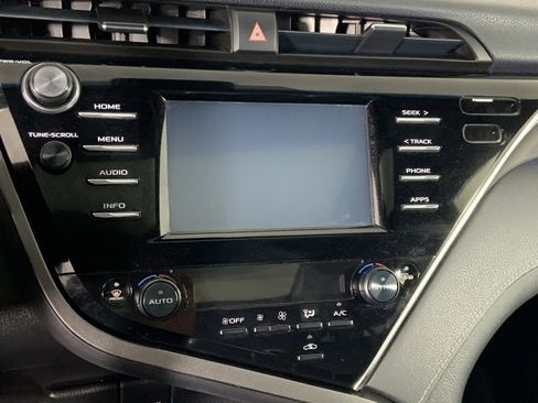 Used 2018 Toyota Camry XSE image 11