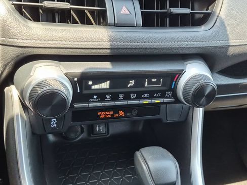 Used 2019 Toyota RAV4 LE w/ Carpet Mat Package FWD image 26
