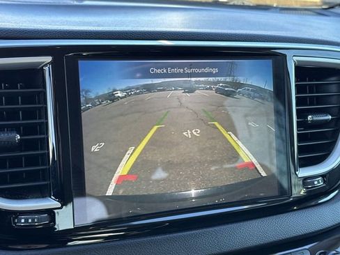 Used 2022 Chrysler Pacifica Touring-L image 14