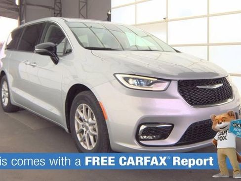 Used 2024 Chrysler Pacifica Touring-L FWD image 2