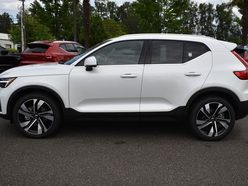 Certified 2024 Volvo XC40 B5 Ultimate w/ Protection Package Premier image 9