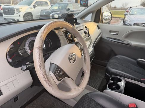 Used 2014 Toyota Sienna SE w/ Convenience Accessory Package image 9