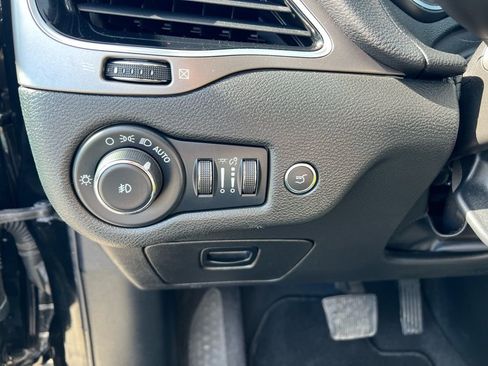 Used 2022 Jeep Cherokee Limited image 46