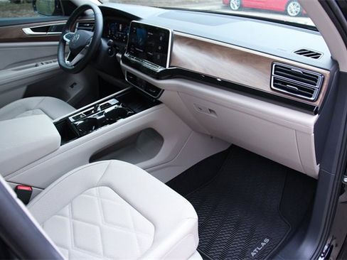 Certified 2025 Volkswagen Atlas SE image 24