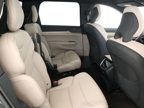 Used 2025 Volvo EX90 Plus image 24