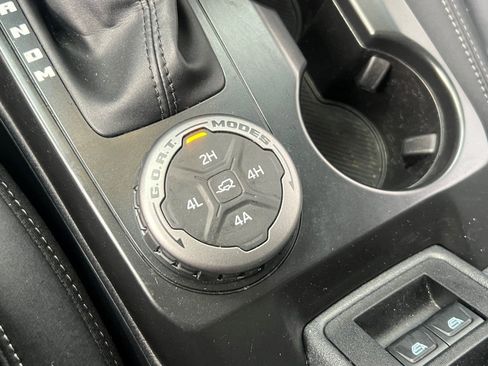 Used 2025 Ford Bronco Badlands image 21