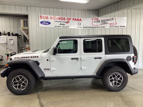 Used 2025 Jeep Wrangler Unlimited Rubicon w/ Convenience Group AWD/4WD image 2