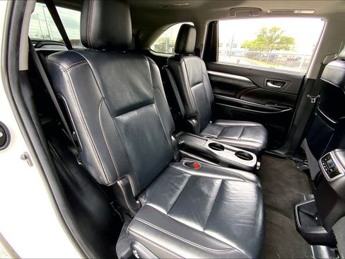 Used 2019 Toyota Highlander XLE FWD image 19