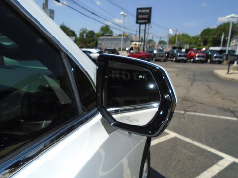 Used 2023 GMC Yukon SLT AWD/4WD image 27