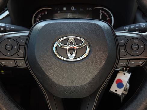 Certified 2025 Toyota RAV4 LE FWD image 27