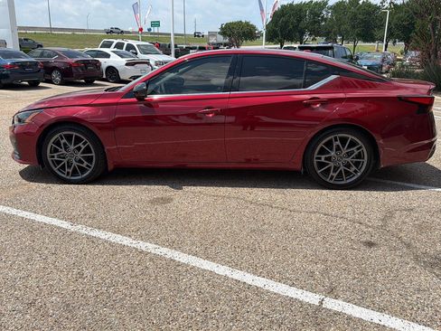 Used 2024 Nissan Altima 2.0 SR FWD image 8