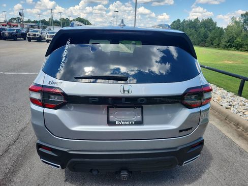 Used 2025 Honda Pilot Sport image 5