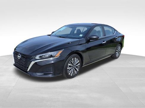 Used 2025 Nissan Altima 2.5 SV FWD image 3