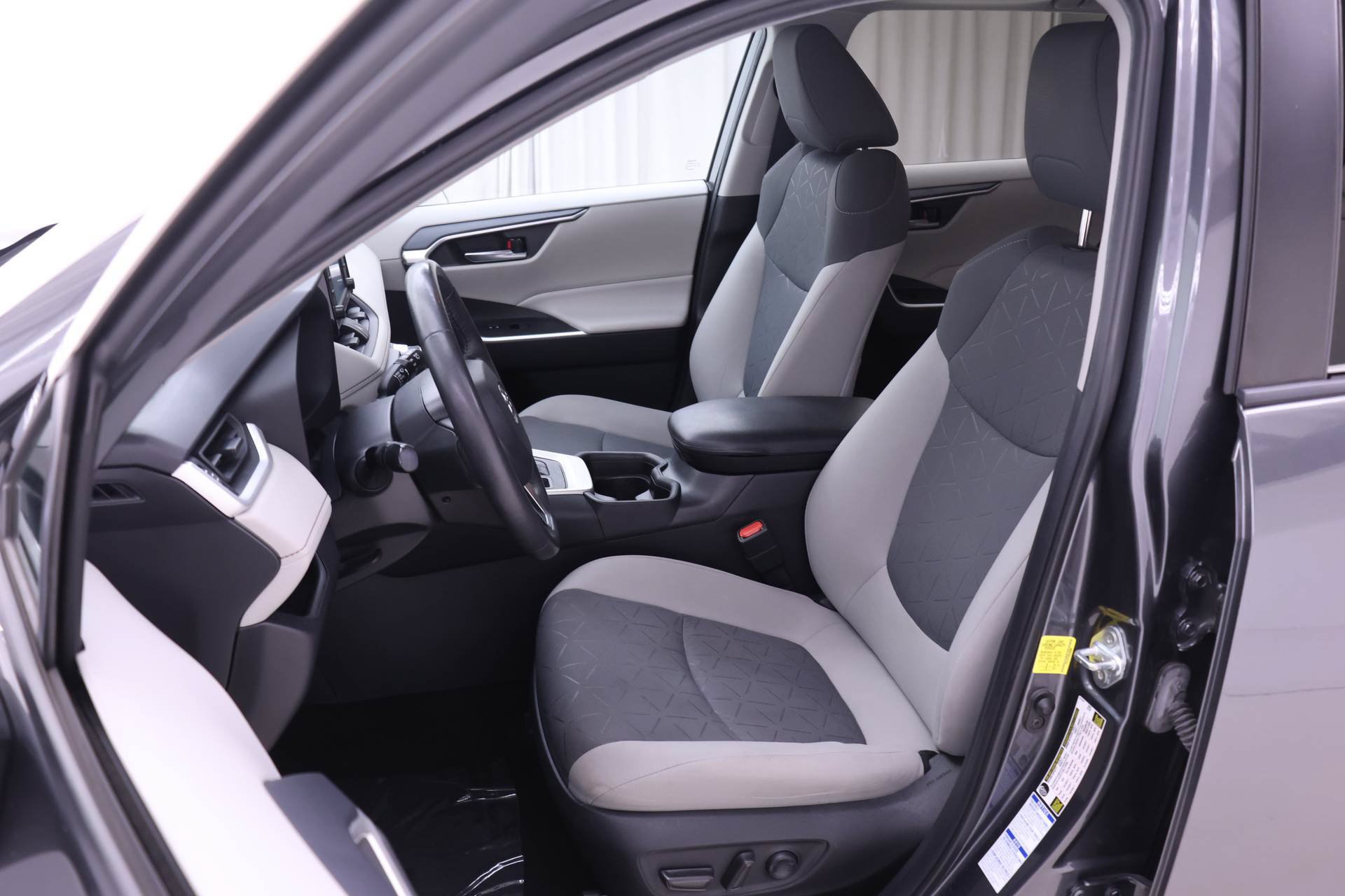 Used 2021 Toyota RAV4 XLE w/ Convenience Package AWD/4WD image 4