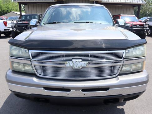 Used 2006 Chevrolet Silverado 1500 LT w/ Onstar Plus Package AWD/4WD image 2