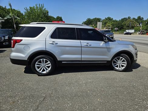 Used 2017 Ford Explorer XLT w/ Equipment Group 202A FWD image 6