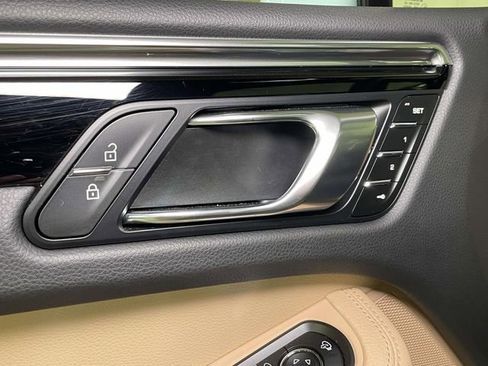 Certified 2025 Porsche Macan image 38