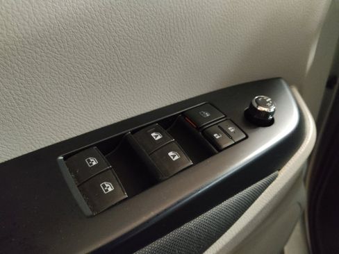 Used 2018 Toyota Highlander LE image 27