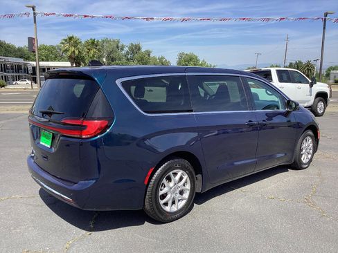 Used 2023 Chrysler Pacifica Touring-L FWD image 3