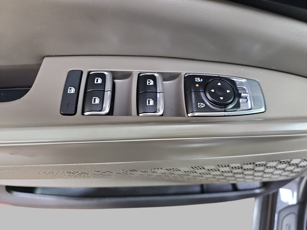 Used 2025 Kia Carnival FWD image 33