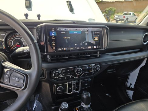 Certified 2025 Jeep Gladiator Sport AWD/4WD image 15