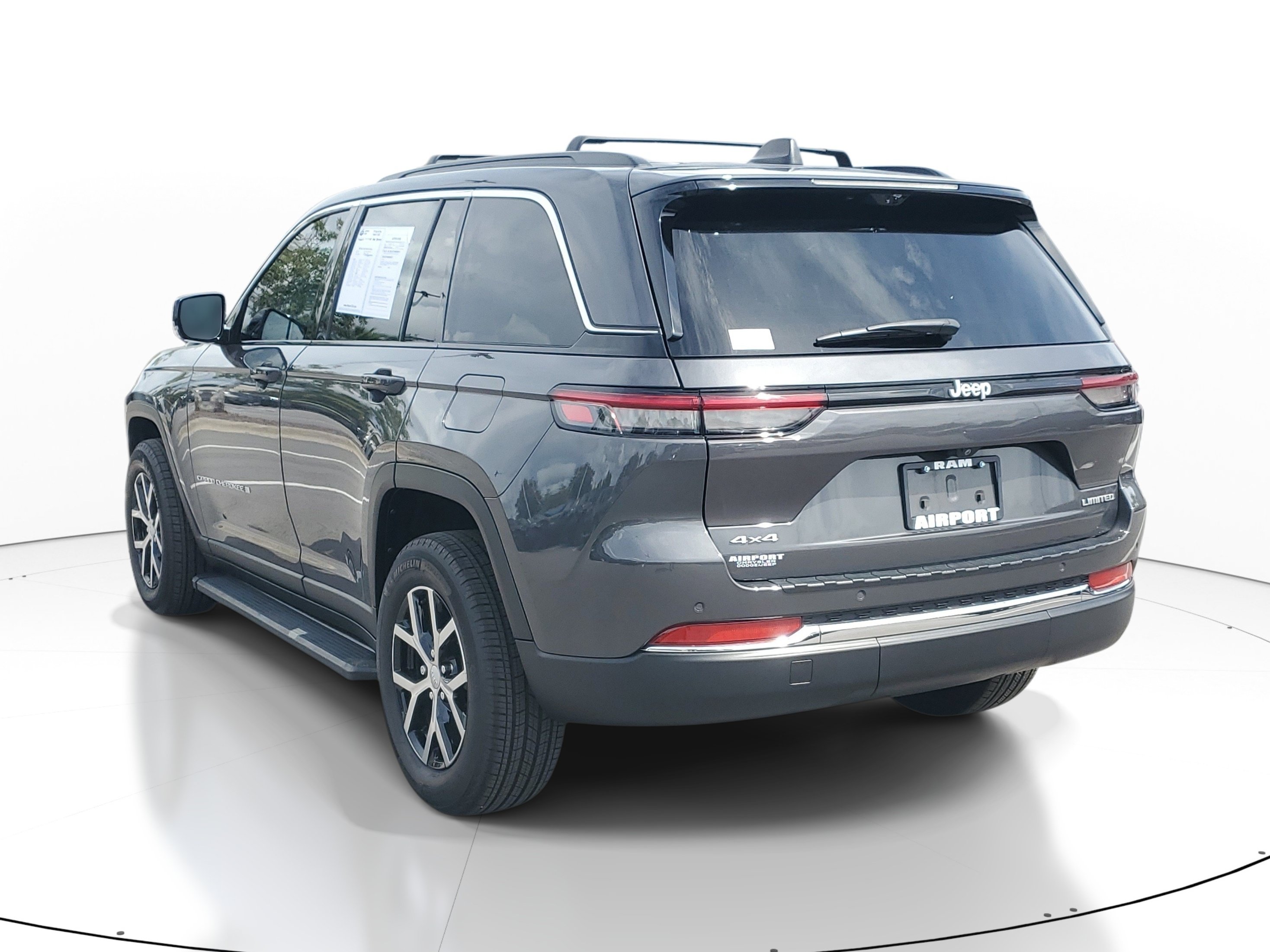 Used 2025 Jeep Grand Cherokee Limited w/ Luxury Tech Group II AWD/4WD image 4
