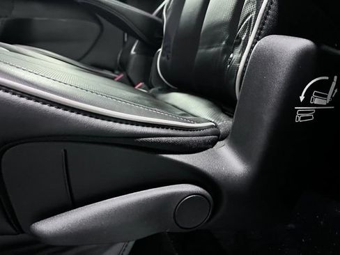 Used 2023 Chrysler Pacifica Limited w/ Uconnect Theater Family Group FWD image 13