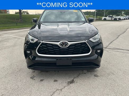 Used 2022 Toyota Highlander XLE AWD/4WD image 2