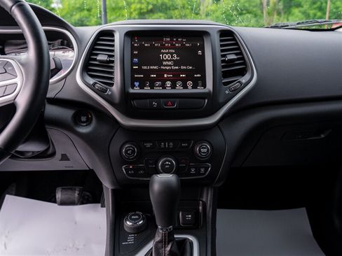 Used 2018 Jeep Cherokee Latitude Plus w/ Cold Weather Group AWD/4WD image 32