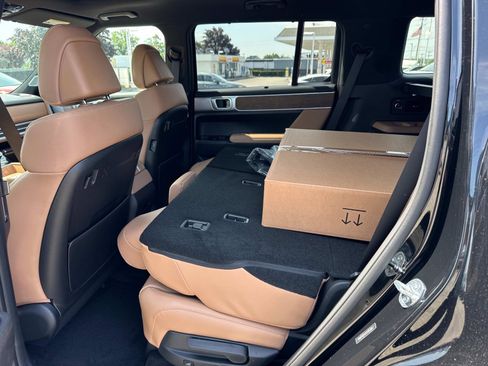 Used 2025 Hyundai Santa Fe Limited image 4