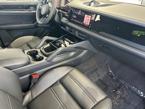 Used 2025 Porsche Cayenne GTS AWD/4WD image 20