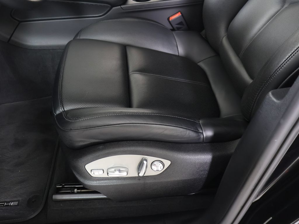 Certified 2024 Porsche Macan AWD/4WD image 12