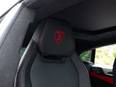 Used 2022 Lamborghini Urus image 8