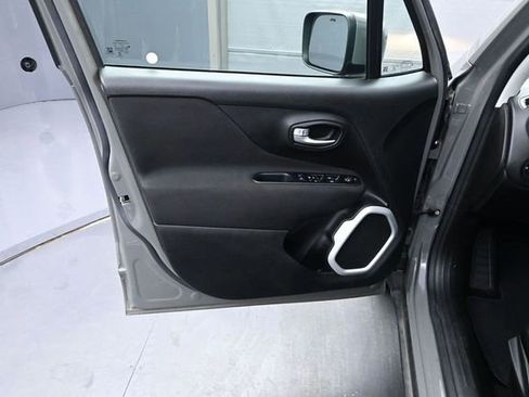 Used 2019 Jeep Renegade Latitude FWD image 12