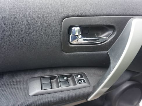 Used 2015 Nissan Rogue S w/ Convenience Package AWD/4WD image 3