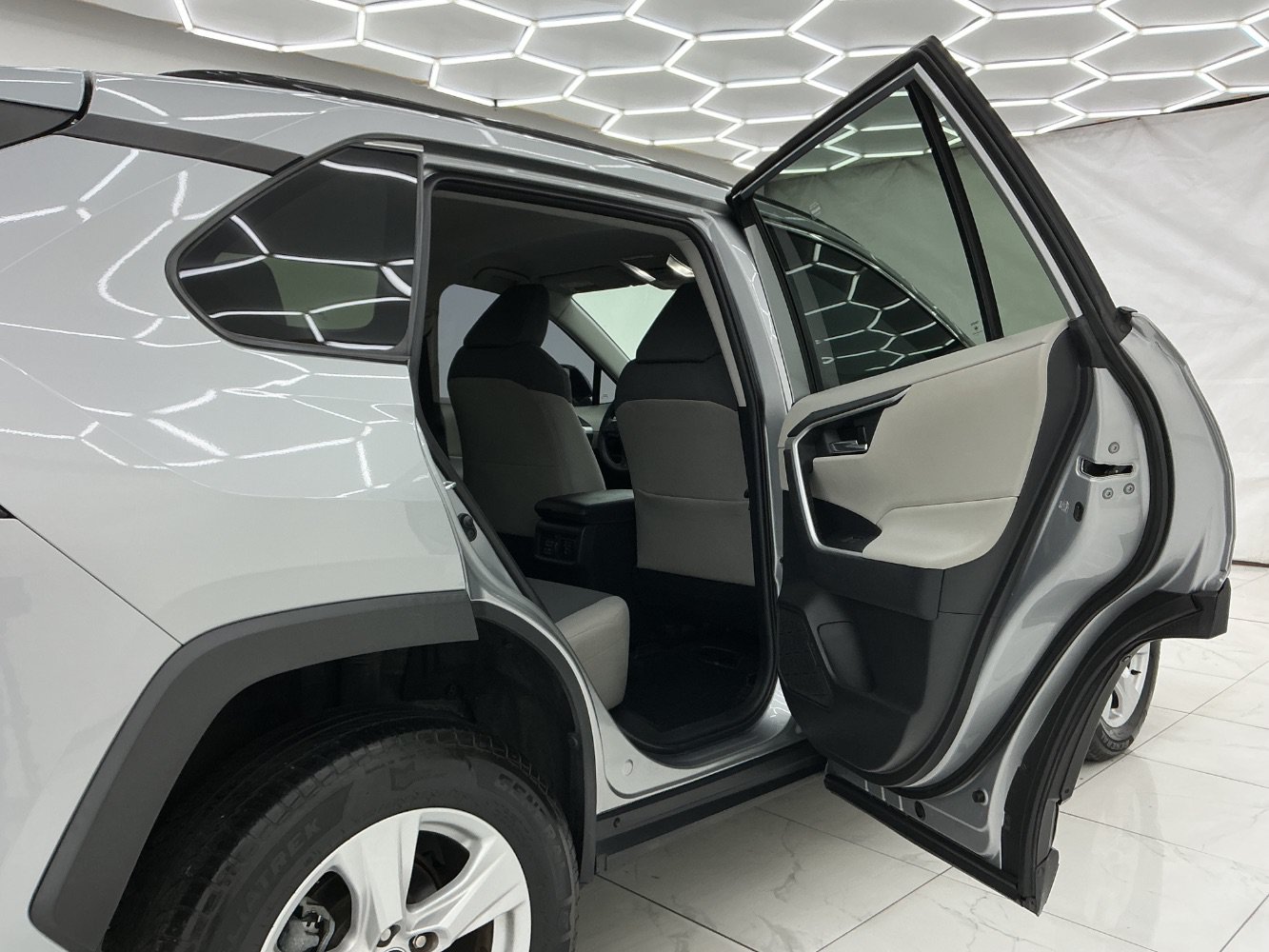 Used 2020 Toyota RAV4 XLE FWD image 23