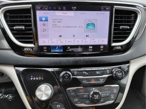 Used 2023 Chrysler Pacifica Touring-L image 33