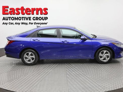 Used 2023 Hyundai Elantra SE w/ Preferred Accessory Package FWD image 4