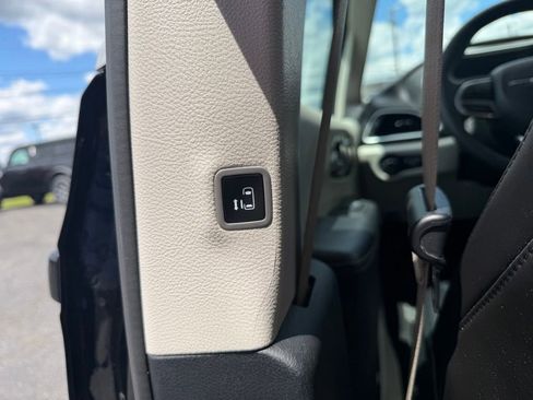 Used 2024 Chrysler Pacifica Touring-L FWD image 16