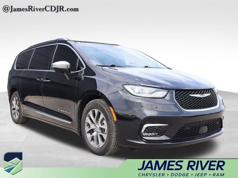 Used 2023 Chrysler Pacifica Pinnacle FWD image 6