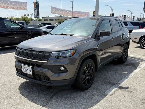 Used 2022 Jeep Compass Latitude FWD image 3