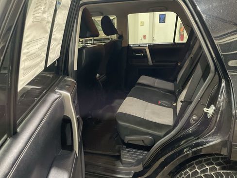 Used 2018 Toyota 4Runner SR5 AWD/4WD image 11