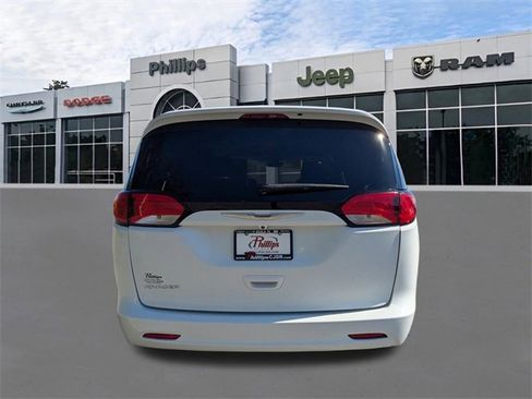 Used 2021 Chrysler Voyager Lxi image 4