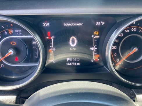 Used 2019 Jeep Wrangler Unlimited Sahara w/ Cold Weather Group AWD/4WD image 5