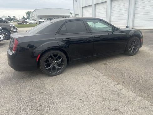 Used 2022 Chrysler 300 Touring w/ Sport Appearance Package image 3